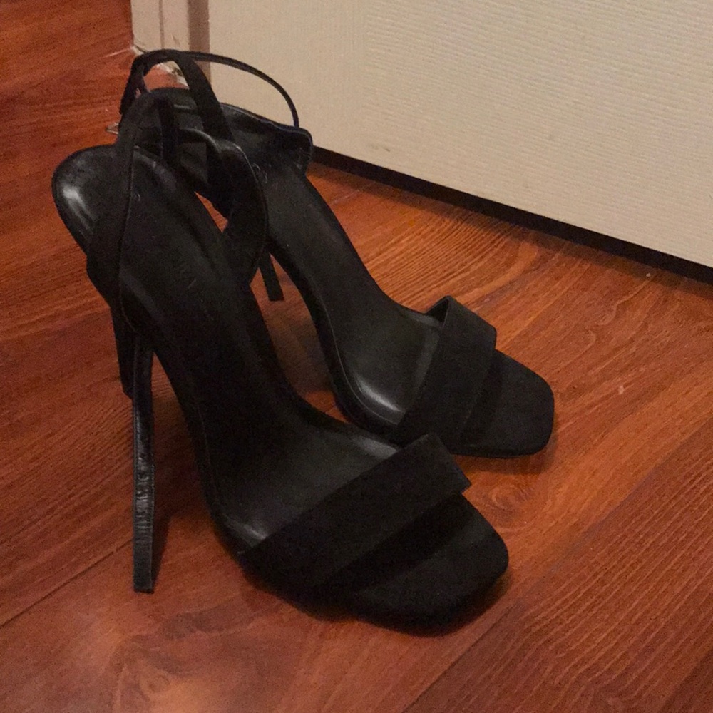Black strappy heels 7.5